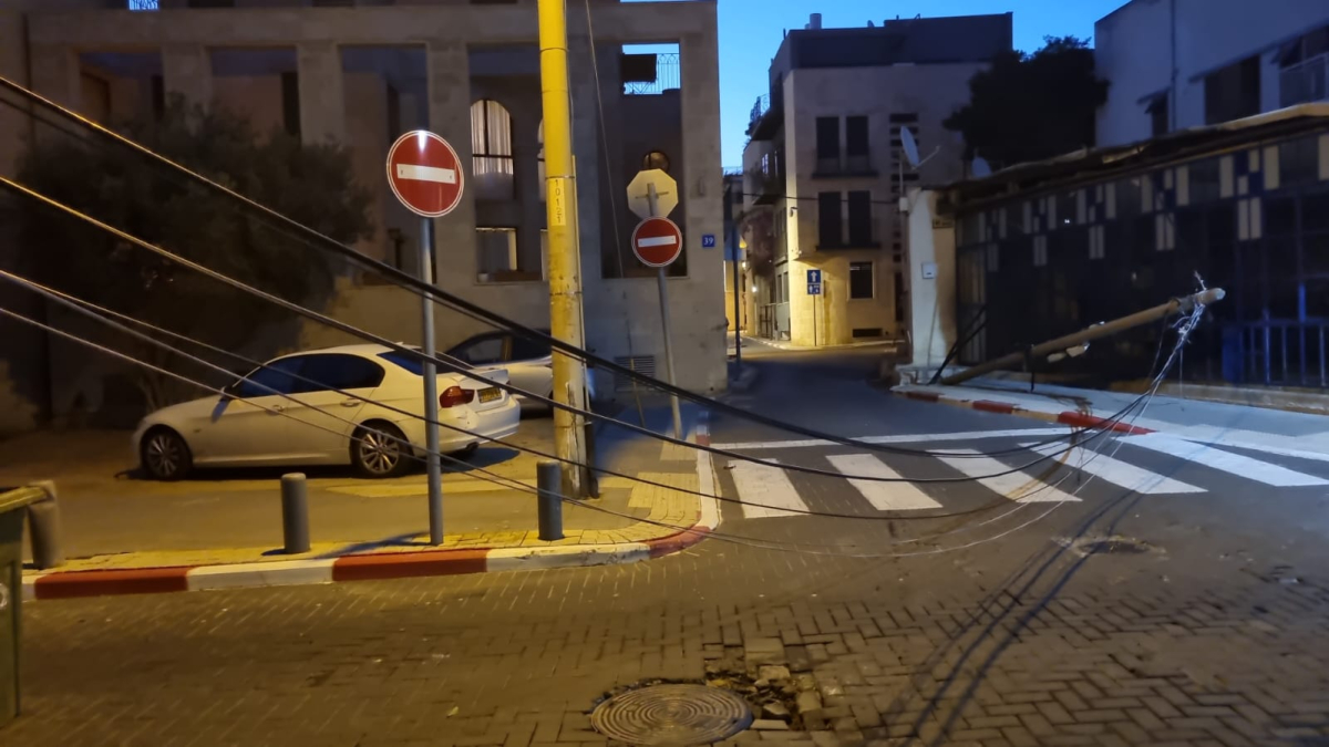 فجر الجمعة: شاحنة تصطدم بعامودي كهرباء وهاتف في شارع كيديم والجمهور مطالب بتوخي الحذر